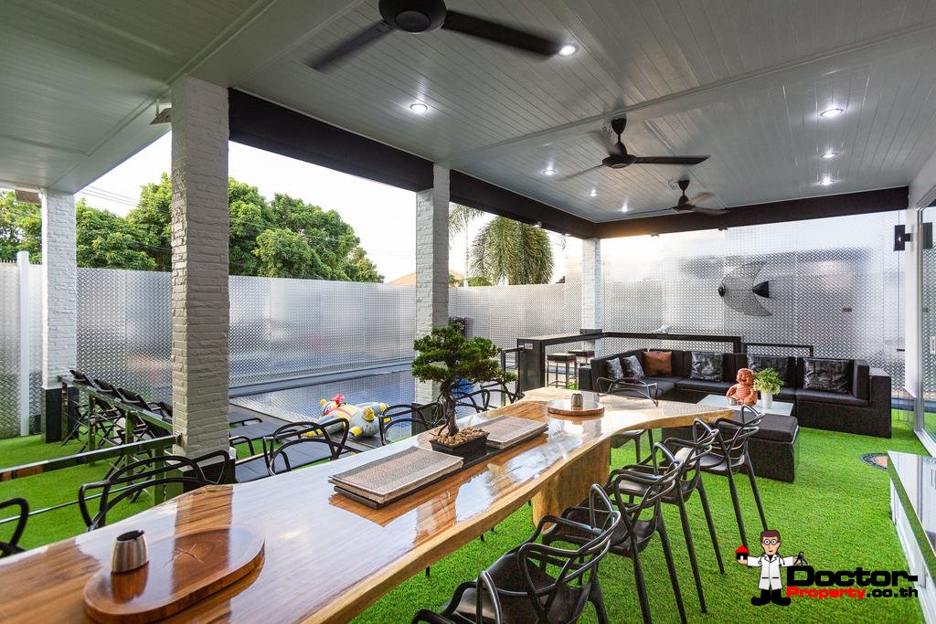 Modern Luxury 7 Bedroom House with Hotel License - Sai Yuan, Rawai Beach - Phuket South - for sale