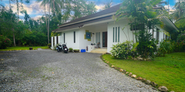 3 Bedroom Villa with Spacious Garden in Mae Nam, Koh Samui – For Sale
