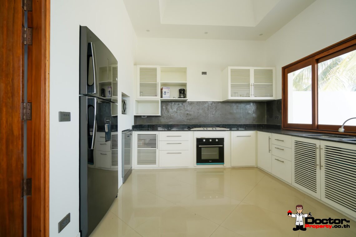 6 Bedroom Sea View Villa with Spacious Garden in Bang Rak, Koh Samui – For Sale