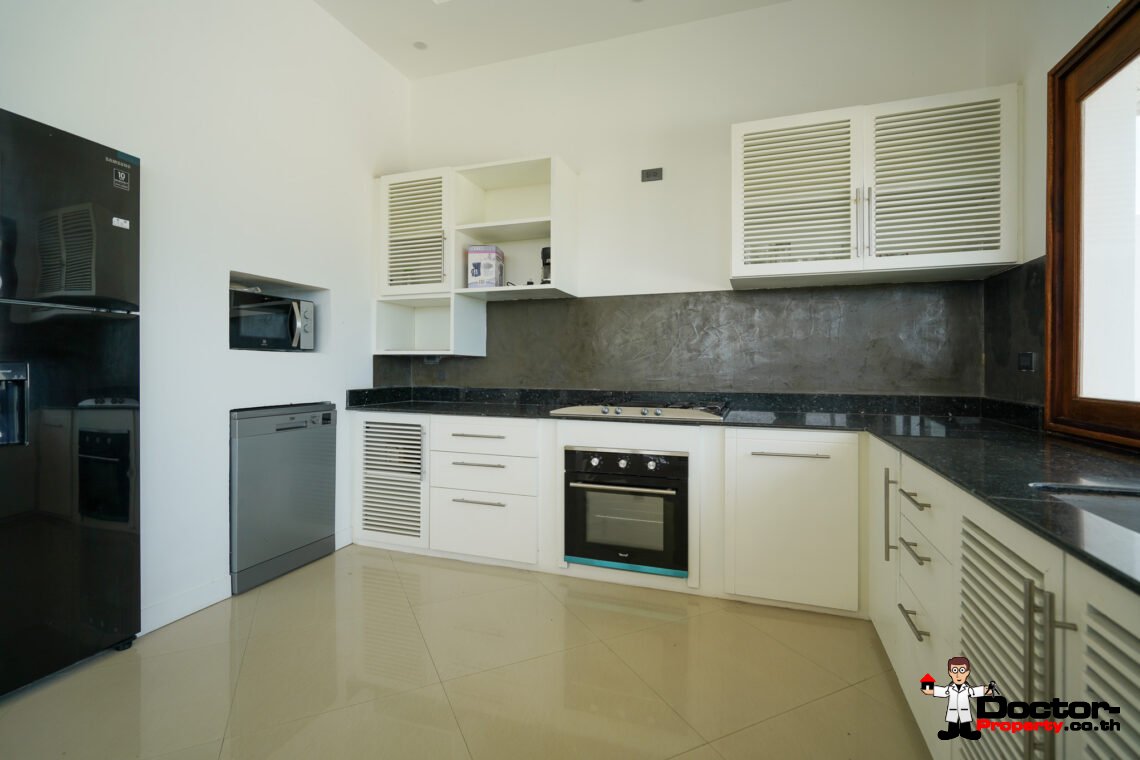6 Bedroom Sea View Villa with Spacious Garden in Bang Rak, Koh Samui – For Sale