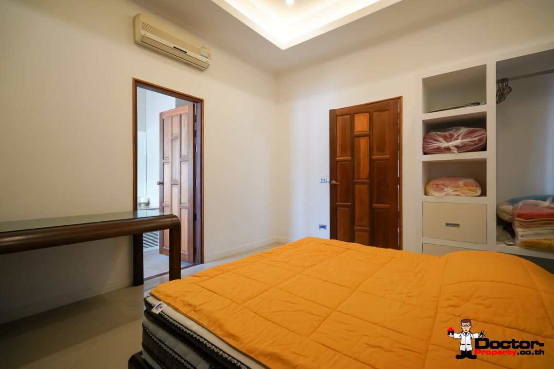 6 Bedroom Sea View Villa with Spacious Garden in Bang Rak, Koh Samui – For Sale
