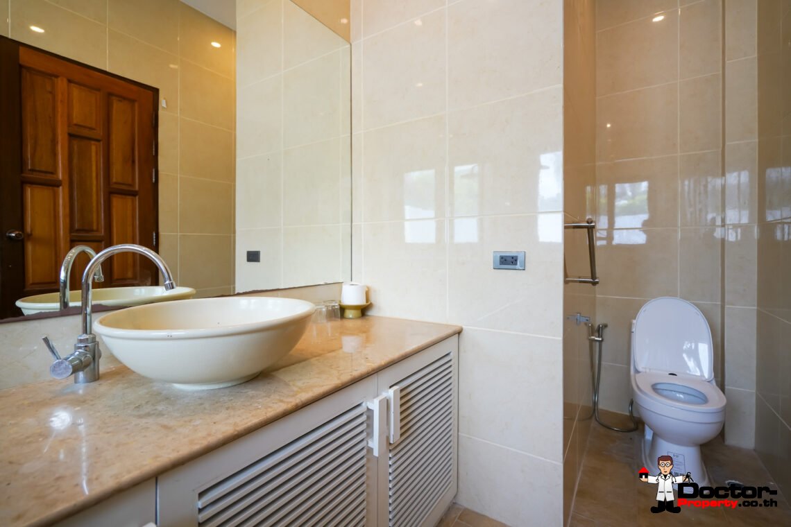 6 Bedroom Sea View Villa with Spacious Garden in Bang Rak, Koh Samui – For Sale