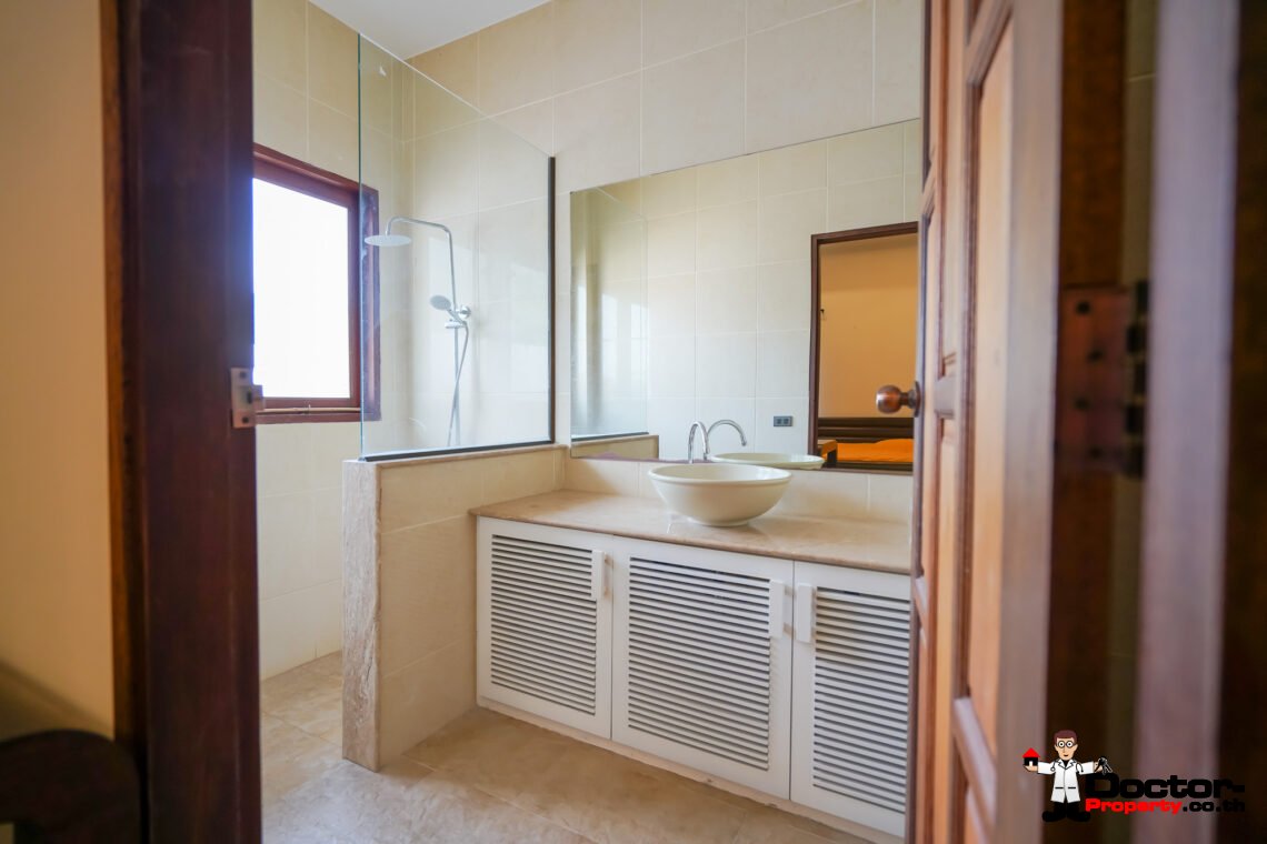 6 Bedroom Sea View Villa with Spacious Garden in Bang Rak, Koh Samui – For Sale
