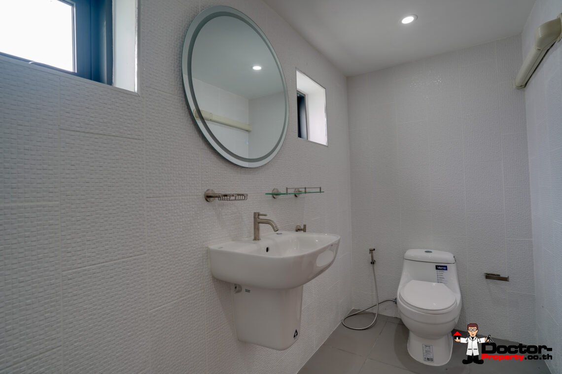 4 Bedroom Pool Villa with Spacious Area in Bang Rak, Koh Samui – For Sale