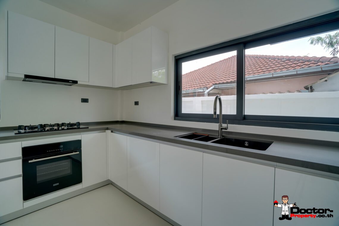 4 Bedroom Pool Villa with Spacious Area in Bang Rak, Koh Samui – For Sale