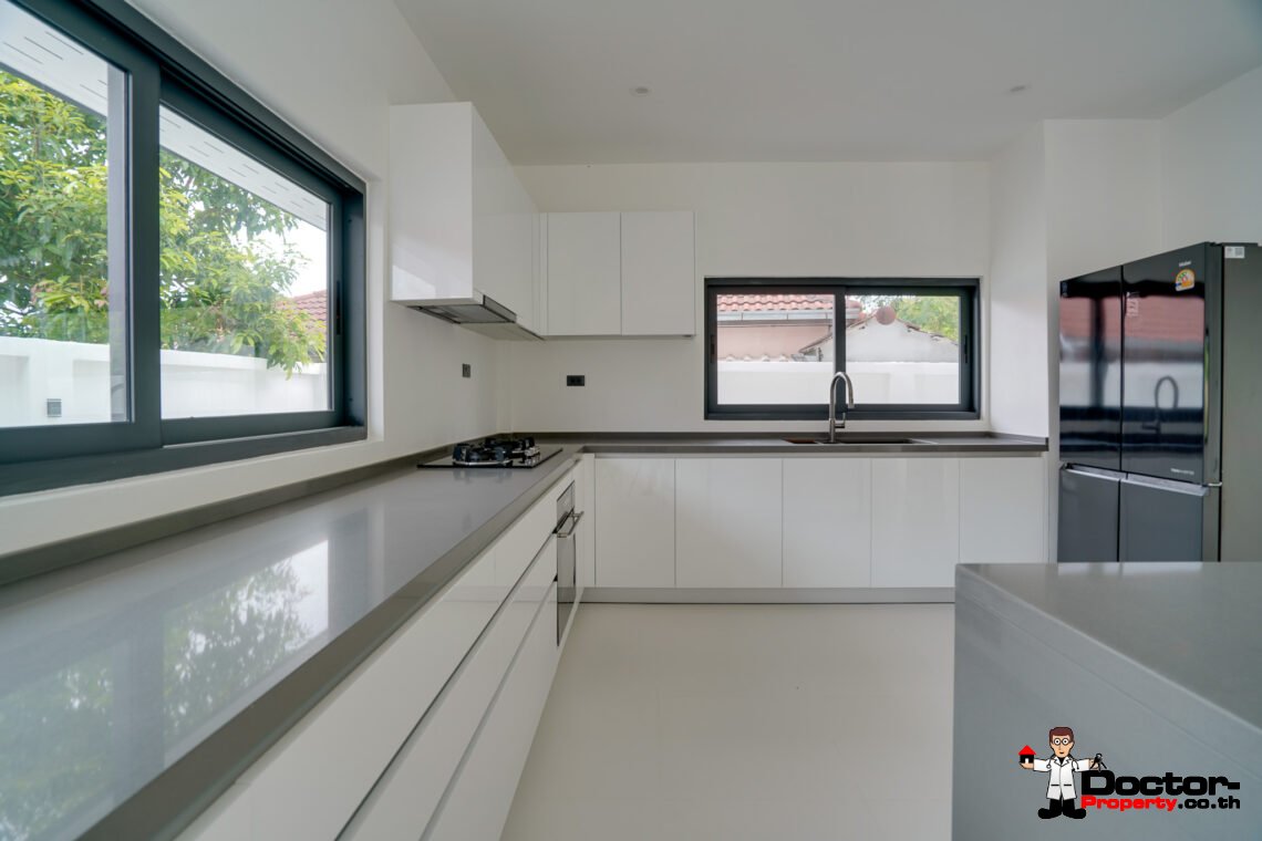 4 Bedroom Pool Villa with Spacious Area in Bang Rak, Koh Samui – For Sale