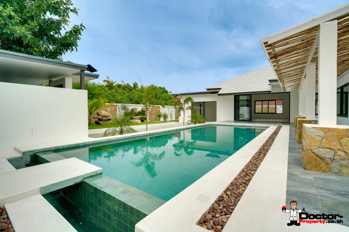 4 Bedroom Pool Villa with Spacious Area in Bang Rak, Koh Samui – For Sale