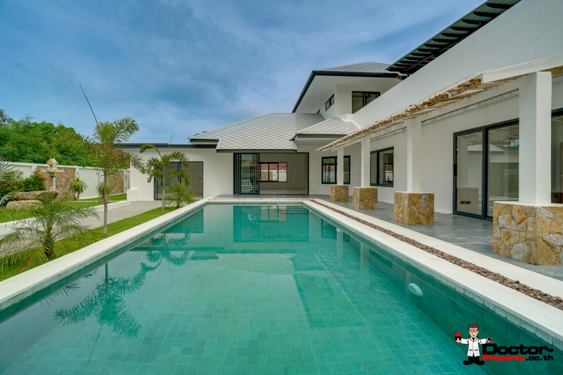 4 Bedroom Pool Villa with Spacious Area in Bang Rak, Koh Samui – For Sale