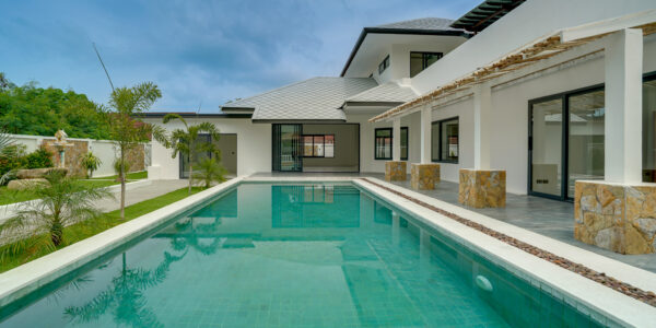 4 Bedroom Pool Villa with Spacious Area in Bang Rak, Koh Samui – For Sale