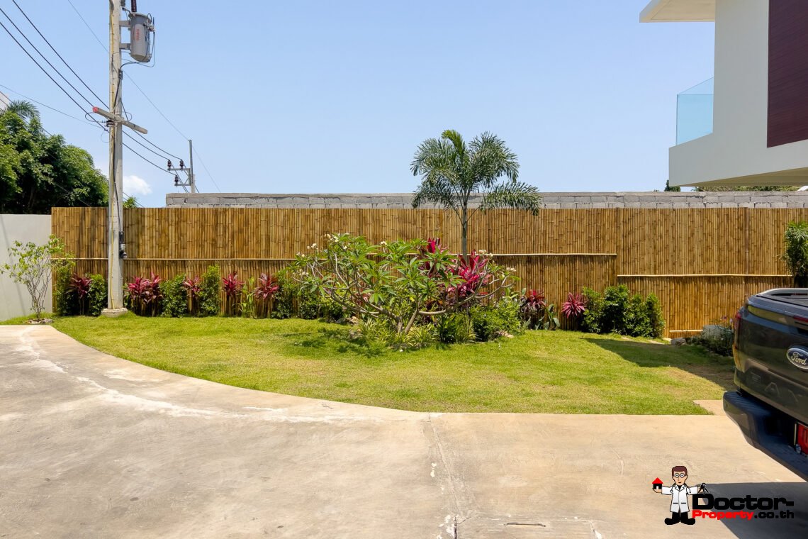 3 Bedroom Pool Villa with Partial Sea View in Bo Phut, Koh Samui – For Sale
