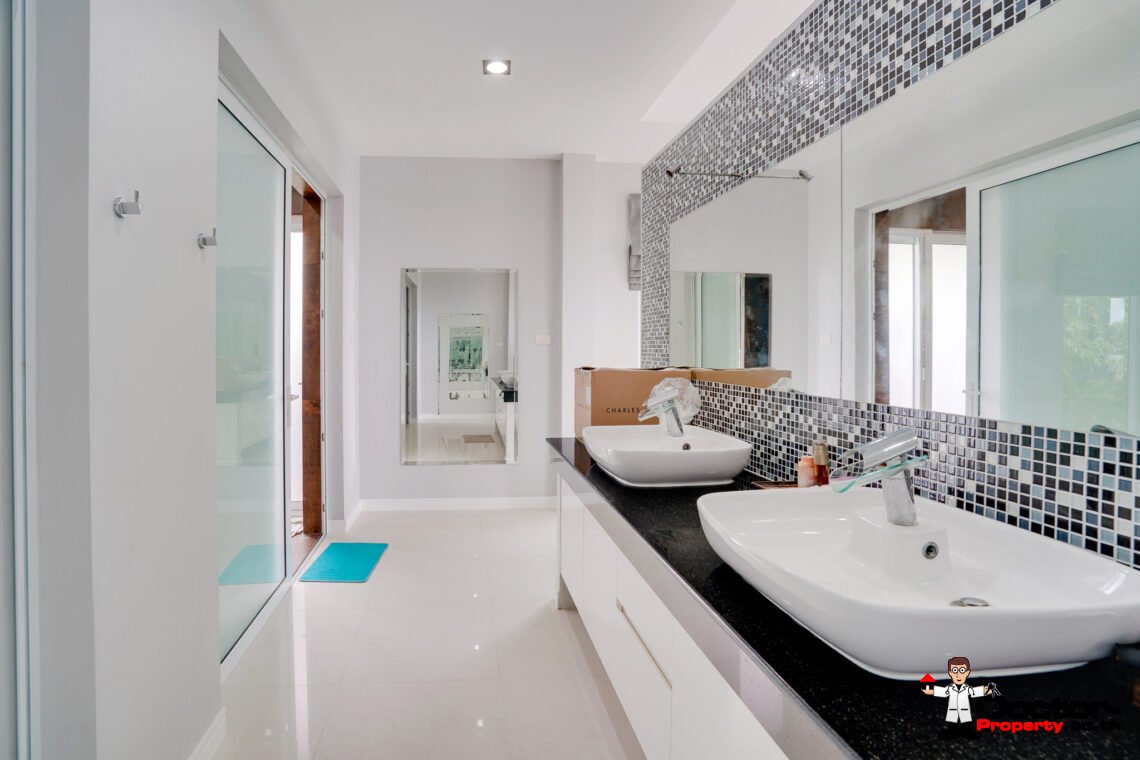 Spacious 3 Bedroom Pool Villa with Sea View in Bang Rak, Koh Samui – For Sale
