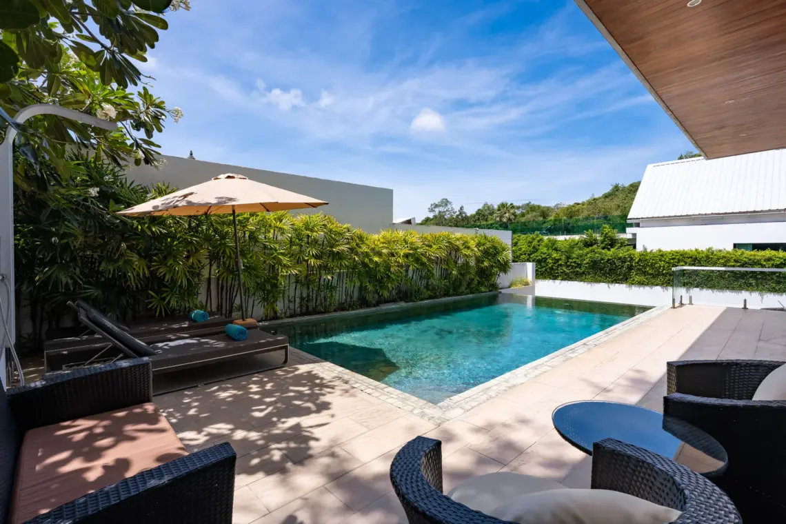 outdoor seating in a garden pool villa in Lamai