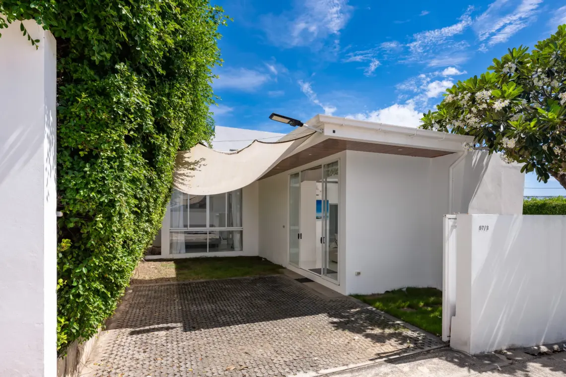 Entrance and parking at the 2 bedroom garden pool villa in Chaweng Noi