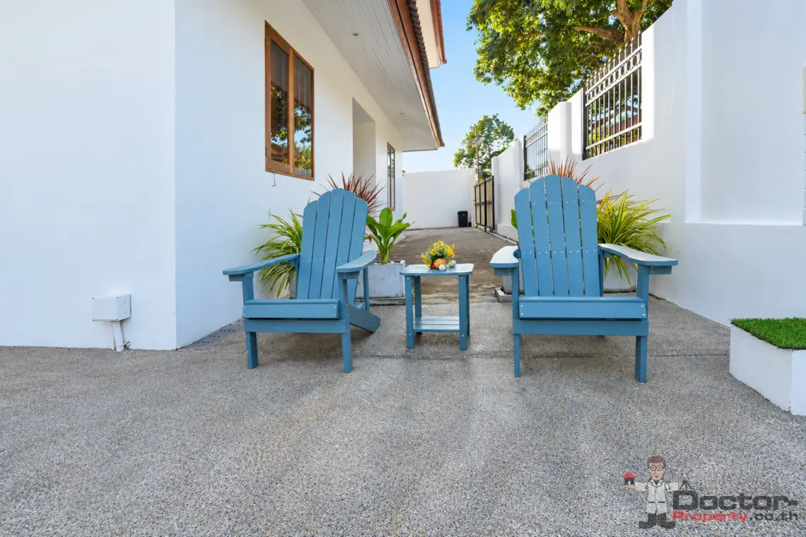 Outdoor seating at the 4 bedroom pool villa in Plai Laem, Koh Samui
