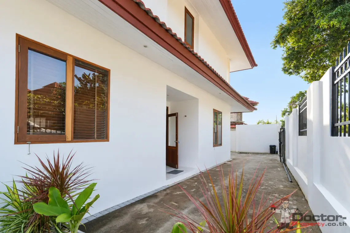 Side access and planting at the 4 bedroom pool villa in Plai Laem, Koh Samui