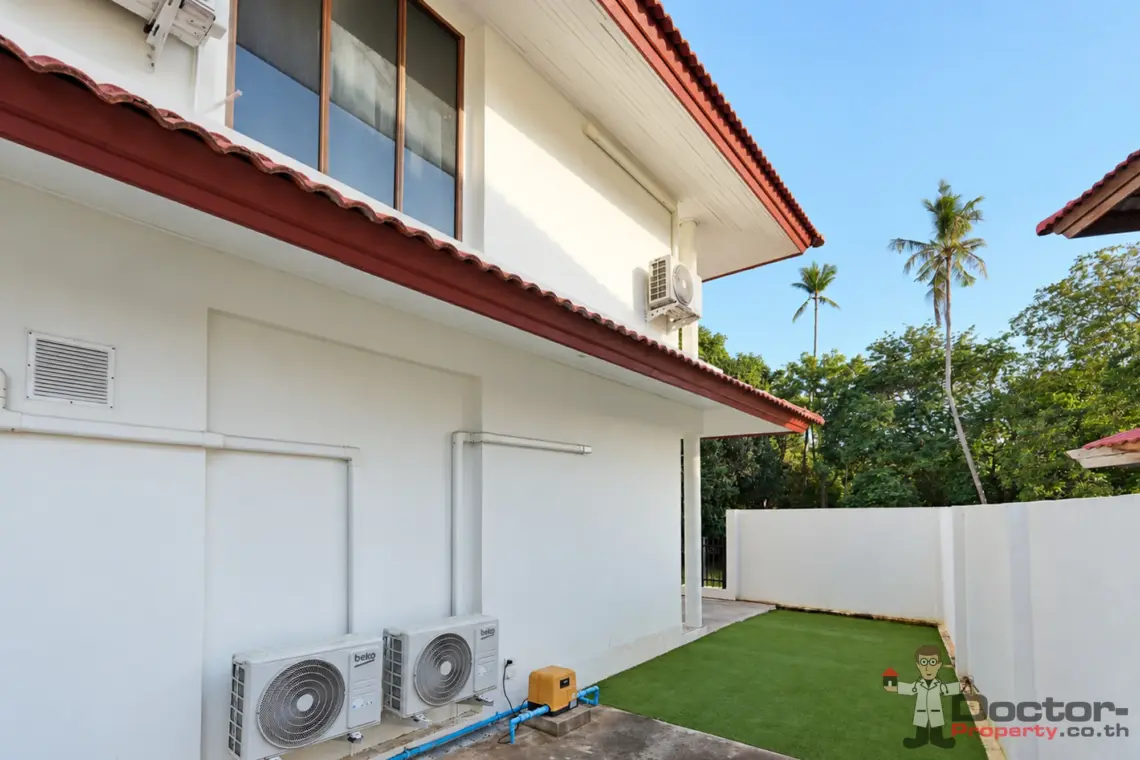 Side lawn at the 4 bedroom pool villa in Plai Laem, Koh Samui