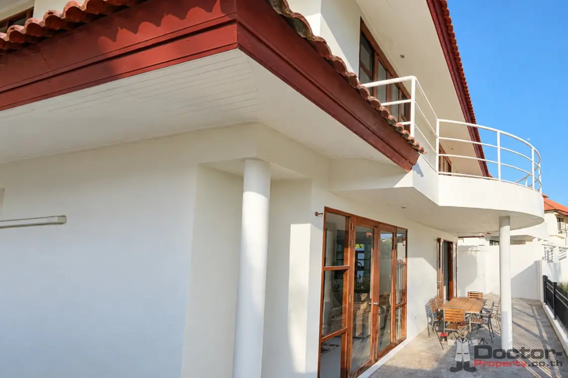 Front facade and terrace at the 4 bedroom pool villa in Plai Laem, Koh Samui