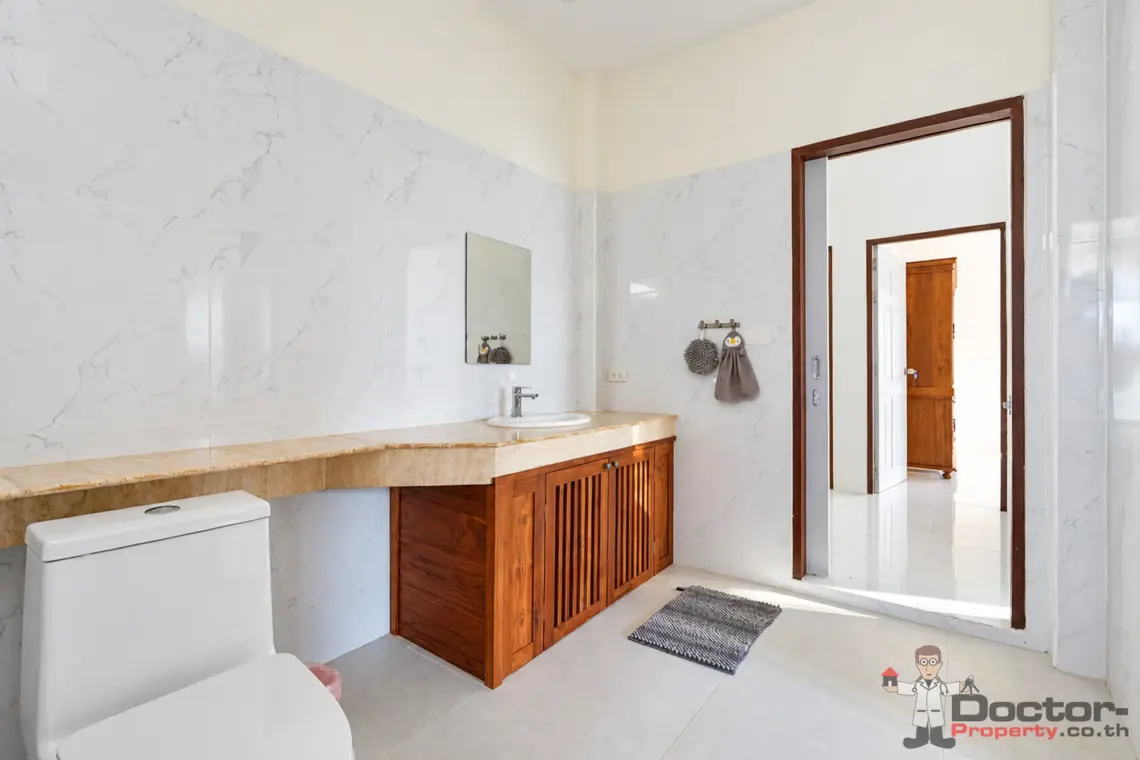 Bathroom reverse angle at the 4 bedroom pool villa in Plai Laem, Koh Samui