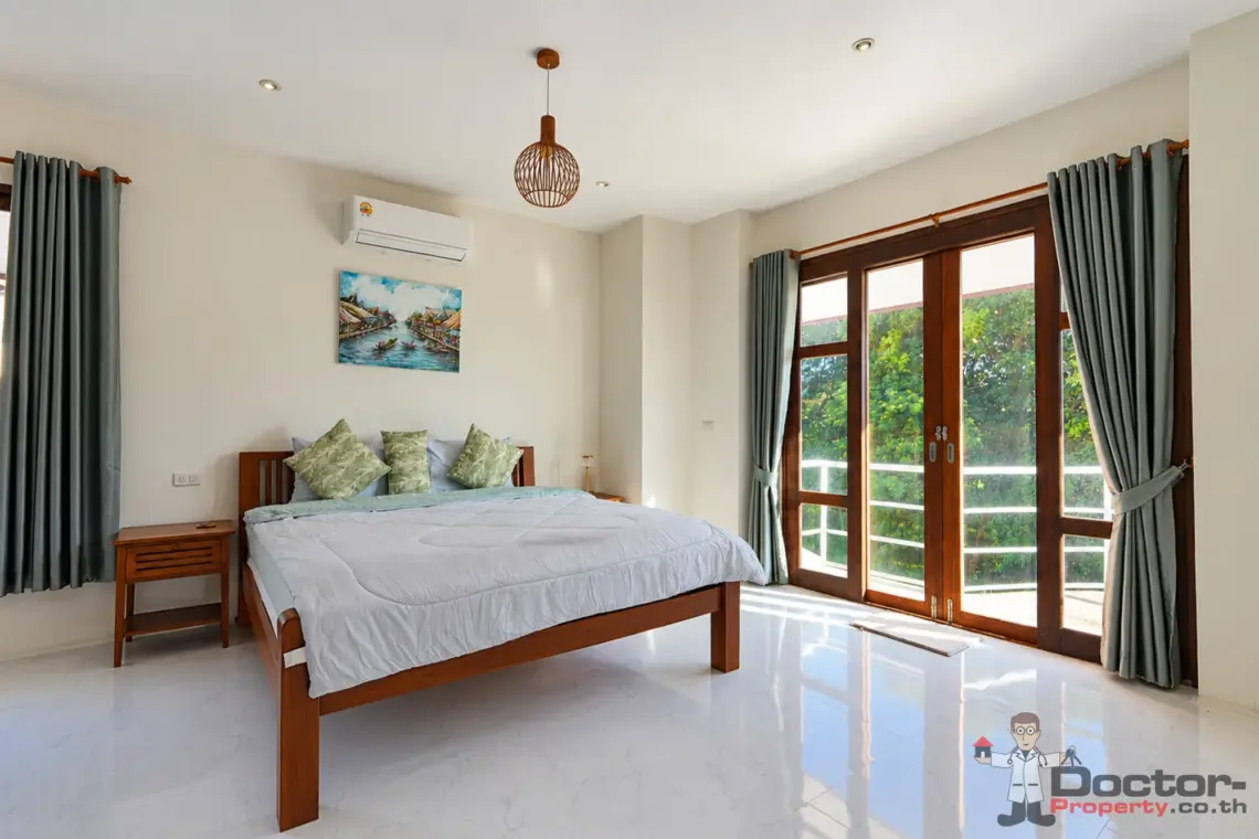 Bedroom with artwork at the 4 bedroom pool villa in Plai Laem, Koh Samui