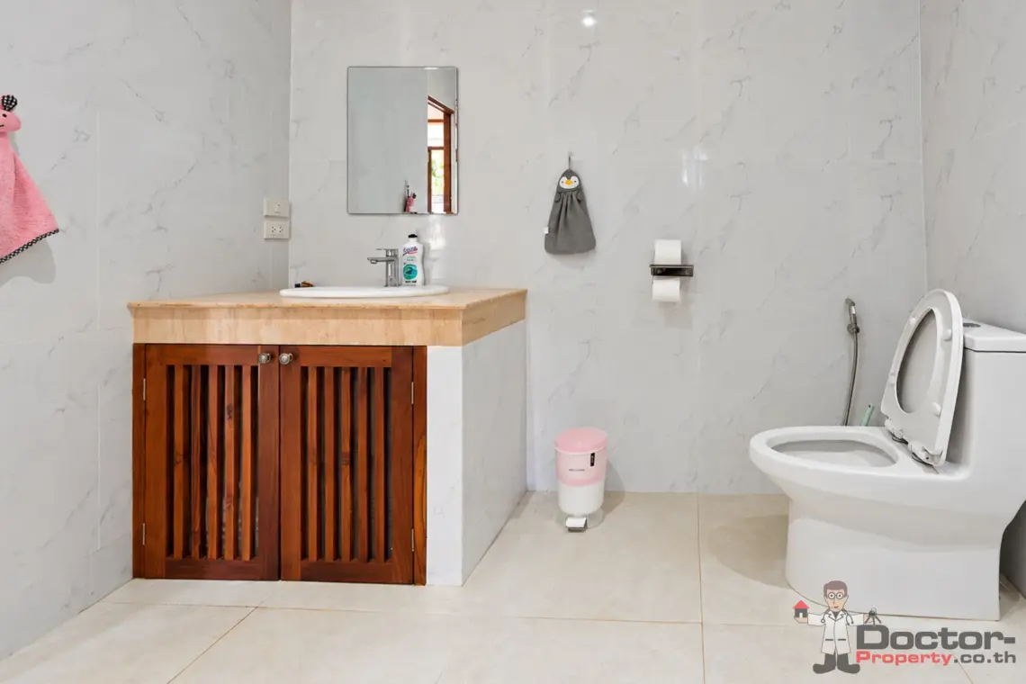 Downstairs bathroom at the 4 bedroom pool villa in Plai Laem, Koh Samui