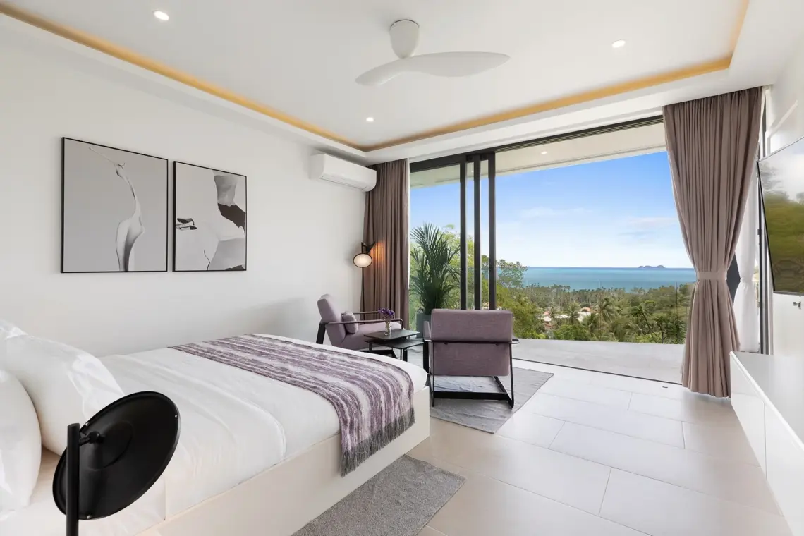 Bedroom with sea view and terrace access